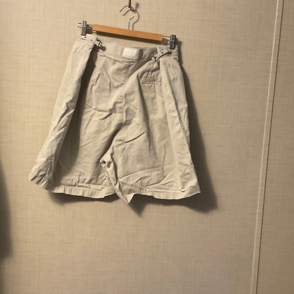 Liz Claiborne Women's Cream Shorts - Picture 2 of 6